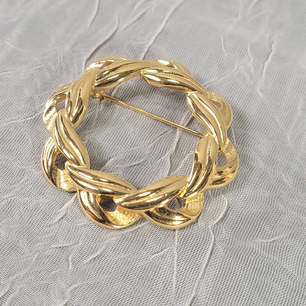 Trifari Brooch Women Gold Tone Twisted Rope Wreath Vintage Textured Pin